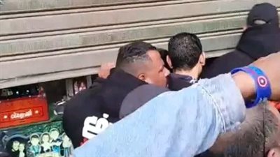 قفلوا عليه المحل.. ازدحام جماهيري في شبرا حول محمد رمضان 