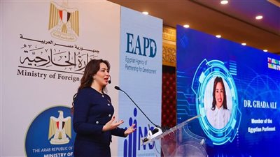 النائبة غادة علي تلقي محاضرات عن 