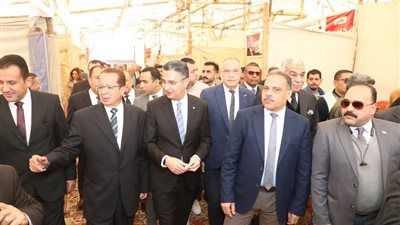 وزير التموين ومحافظ الشرقية يفتتحان معرض 