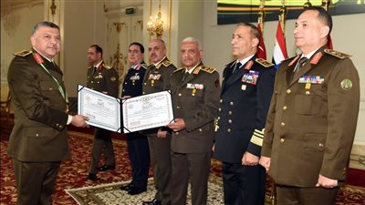 وزير الدفاع يكرم عدداً من القادة الذين أوفوا العطاء بالقوات المسلحة