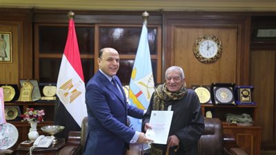  محافظ كفرالشيخ يُسلّم عقود تقنين أراضي أملاك دولة للمستفيدين