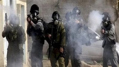 إصابات بالاختناق خلال اقتحام قوات الاحتلال الإسرائيلي لبلدة بيت كاحل جنوب الضفة