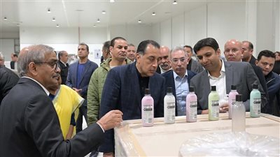 الحكومة: توفير فرص عمل جديدة بمصنع مستحضرات تجميل كيميائية