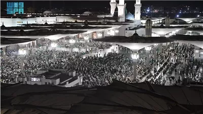 المصلون يؤدون التراويح في المسجد النبوي بأجواء روحانية في أولى ليالي رمضان
