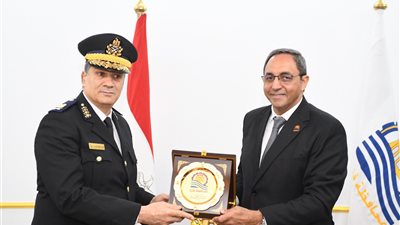 محافظ قنا يكرم القيادات العسكرية والشرطية والمدنية في العيد القومي