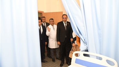 محافظ قنا يفتتح وحدة العناية المركزة ورعاية الأطفال بمستشفى قفط التخصصي