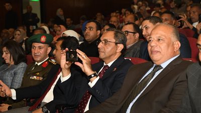 محافظ قنا يشهد الاحتفال الفني بالعيد القومي