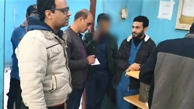 طالب بكلية الطب يكشف على مرضى مستشفى العسيرات.. وقرارت رادعة من الصحة