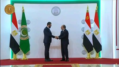 السيسي يستقبل أحمد الشرع في أول لقاء بالقمة العربية الطارئة بالقاهرة