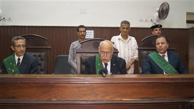 الثأر في الصف.. الجنايات تحيل سائق توك توك ووالدته وعمه في الانتظار 