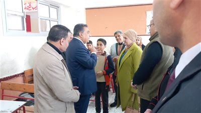 محافظ الدقهلية: صرف مكافاة لاحد تلاميذ مدرسة المرسي سيف الدين الابتدائية بدكرنس 