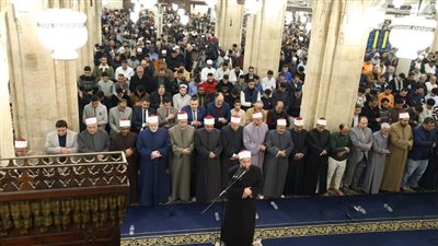 آلاف المصلين يؤدون العشاء والتراويح في الجامع الأزهر بالليلة الثامنة من رمضان