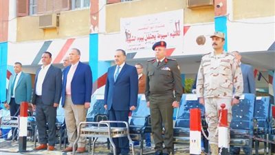 في يوم الشهيد محافظ أسيوط يحيي ذكرى الأبطال بإكليل من الزهور 