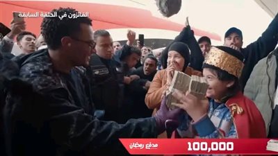 محمد رمضان يهدي 200 ألف جنيه لعمال بناء مسجد في 