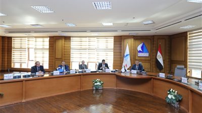 رئيس جامعة كفر الشيخ يترأس لجنة اختيار عميد كلية الصيدلة بالجامعة