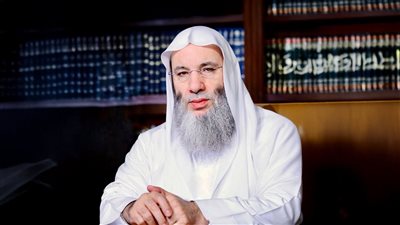 لحظة إبلاغ الشيخ محمد حسان بوفاة الشيخ أبو إسحاق الحويني (فيديو)