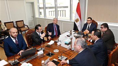 وزير الإسكان يستعرض مقترح مخطط تنمية منطقة غرب رأس الحكمة