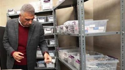 محافظ أسوان يفاجئ مقر عيادات وصيدلية التأمين الصحى.. ويوجه بسرعة توفير النواقص من الأدوية