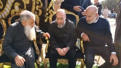 أشقاء الشيخ الحويني يستقبلون العزاء في شقيقهم بقرية حوين في كفر الشيخ
