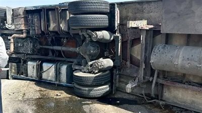 حادث مروع على طريق السويس الصحراوي: سقوط كونتينر شاحنة على سيارة ونجاة قائدها بأعجوبة