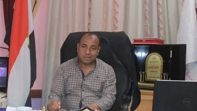 محافظ قنا يطمئن على رئيس مدينة دشنا بعد تعرضه لاعتداء 