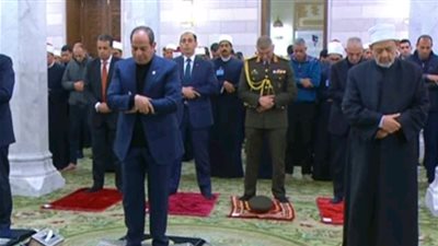 السيسي يفتتح المرحلة الثانية من تطوير مسجد السيدة نفيسة ويؤدي صلاة الفجر