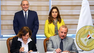 وزيرة التنمية المحلية ومحافظ الغربية يشهدا توقيع عقد ادارة وتشغيل محطة طنطا لانتاج البيض