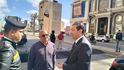محافظ دمياط يستجيب لمطالب الأهالي ويتابع تنفيذ مطبات تهدئة بطريق السيالة/بورسعيد