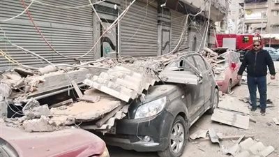 تحطم 3 سيارات بسبب سقوط جزء من عقار في الدقهلية