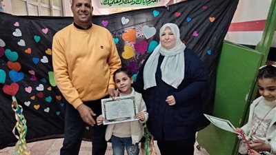 مدير مدرسة الفاروق بدمياط يكرم الأمهات والطلاب في احتفالية عيد الأم 2025