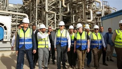 وزير القطاع العام يتفقد سير العمليات الإنتاجية والمشروعات الجديدة