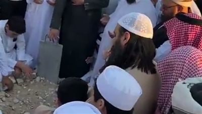 دموع لا تتوقف..لحظة تشّييع ودفن الشيخ أبو إسحاق الحويني إلى مثواه الأخير