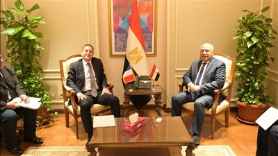 وزير الصناعة يبحث مع السفير الفرنسي إنشاء مجمع 