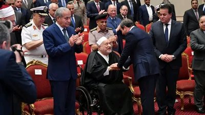 الرئيس السيسي يرحب بالدكتور أحمد عمر هاشم خلال احتفال ليلة القدر