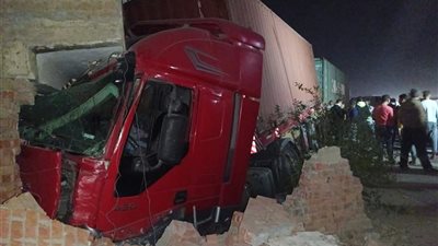 صور | اصطدام مقطورة بشرفة أحد المنازل بقرية البقاشين بالقليوبية
