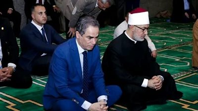 الشيخ أحمد نعينع يؤم الصلاة بحضور مفتي الجمهورية في مسجد الإمام الليث