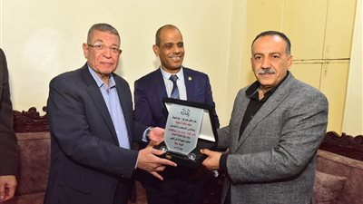 محافظ أسيوط يشهد الإفطار الجماعي بقرية ريفا ويستمع لمطالب الأهالي