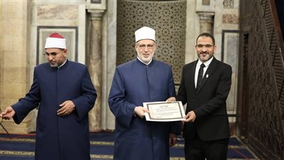 وكيل الأزهر يكرم القائمين على شؤون الجامع الأزهر: خلية عمل على مدار الساعة في رمضان