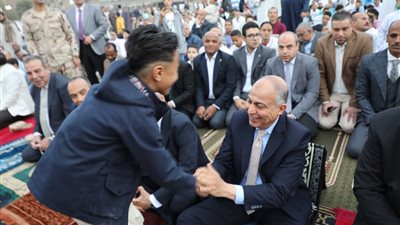محافظ المنيا يؤدي صلاة عيد الفطر بساحة مدرسة الفريق صفى الدين أبوشناف