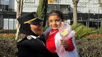 رجال الشرطة يشاركون في احتفالات عيد الفطر بتوزيع الورود والهدايا