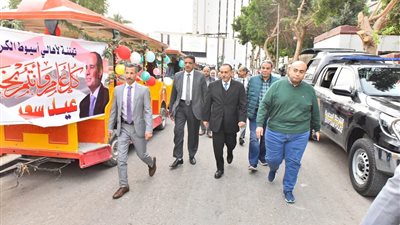محافظ أسيوط يؤدي صلاة عيد الفطر وسط حشد كبير من المواطنين