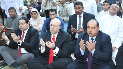 محافظ بني سويف يؤدي صلاة عيد الفطر الميارك بساحة مسجد عمر بن عبدالعزيز 