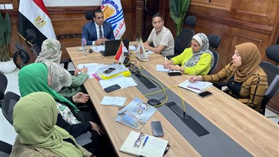 « حازم عمر » يبحث عبر الفيديو كونفرانس تعزيز صناعات قنا التراثية