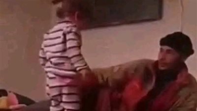 فيديو يثير الغضب.. أب سوري يعذب طفلته في تركيا لابتزاز زوجته