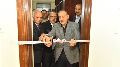 محافظ أسيوط يفتتح أول معمل رقمي لتدريب الأطقم الطبية برفقة وكيل الصحة