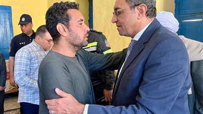 محافظ قنا يُقدِّم واجب العزاء في شهيد الواجب الوطني النقيب محمود عبد الصبور ابن قرية دنفيق بنقادة