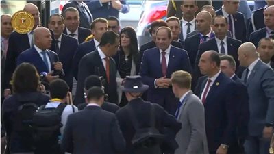 الرئيس السيسي وضيفه الرئيس إيمانويل ماكرون يصلان إلى محطة عدلي منصور بالقاهرة