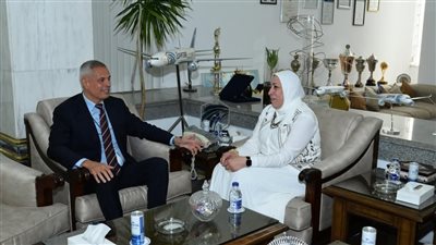 الطيار أحمد عادل يكرّم  سماء الدغيدى تقديرًا لمسيرتها المشرفة بمصر للطيران