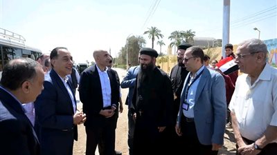رئيس الوزراء يتوقف لإلقاء التحية على معلمي وطلاب مدرسة 