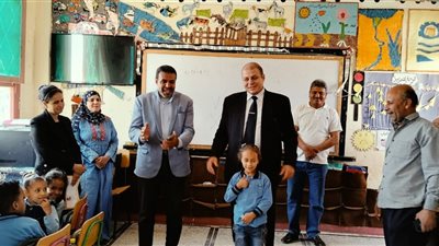 وكيل وزارة التعليم بقنا يفاجئ مدارس قرية الشيخية بقفط 